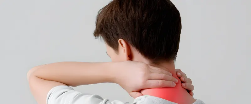 Persona tomándose el cuello con la zona de dolor resaltada