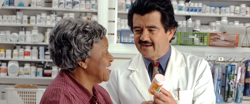 Profesional de la salud conversando con una paciente mayor
